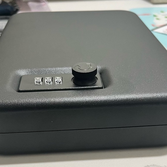 Pistol safe with combination lock - Picture 3 of 8